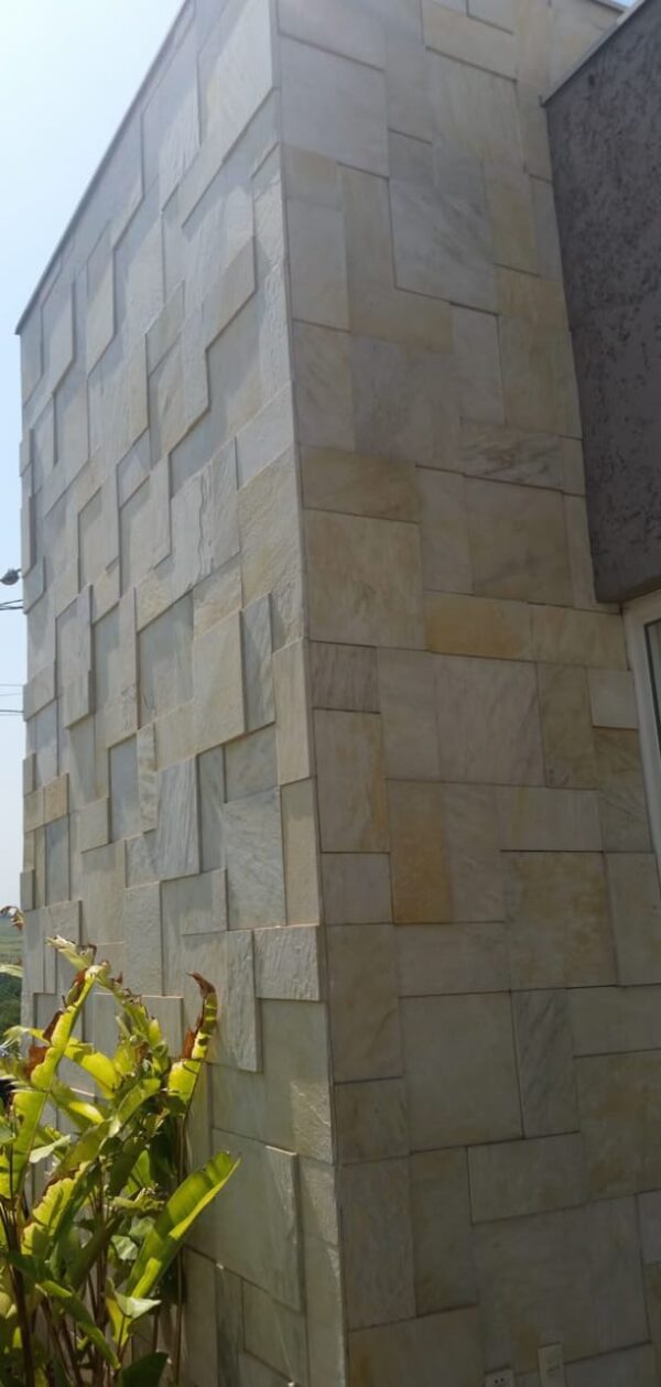 Les Pierres Quartzites Taillées